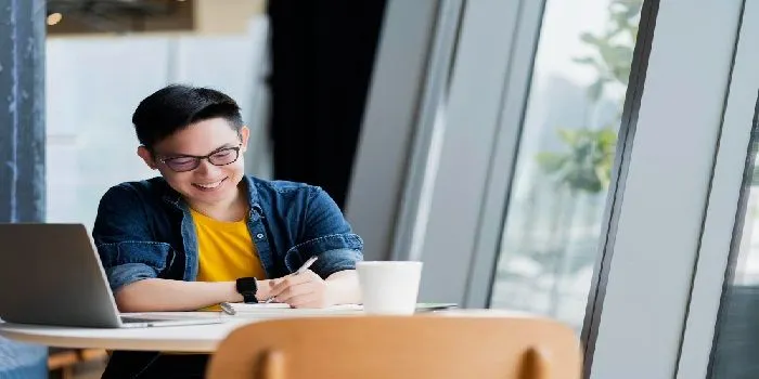 Kerja freelance bisa dikerjakan secara online sehingga dijamin tidak akan mengganggu kegiatan perkuliahan kamu sebagai mahasiswa.
