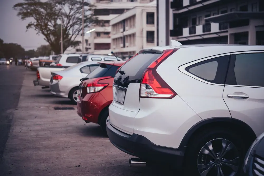 Tips Aman Untuk Parkir Mobil Di Jalan Raya
