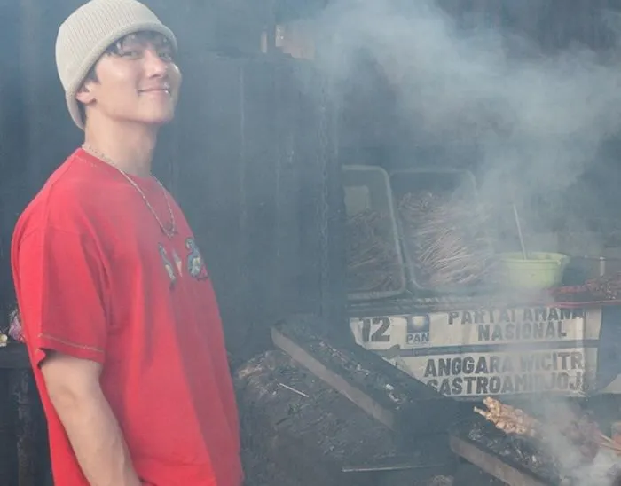 Aktor Ji Chang Wook terlihat berfoto di depan panggangan sate sambil tersenyum dalam unggahan postingan instagramnya.