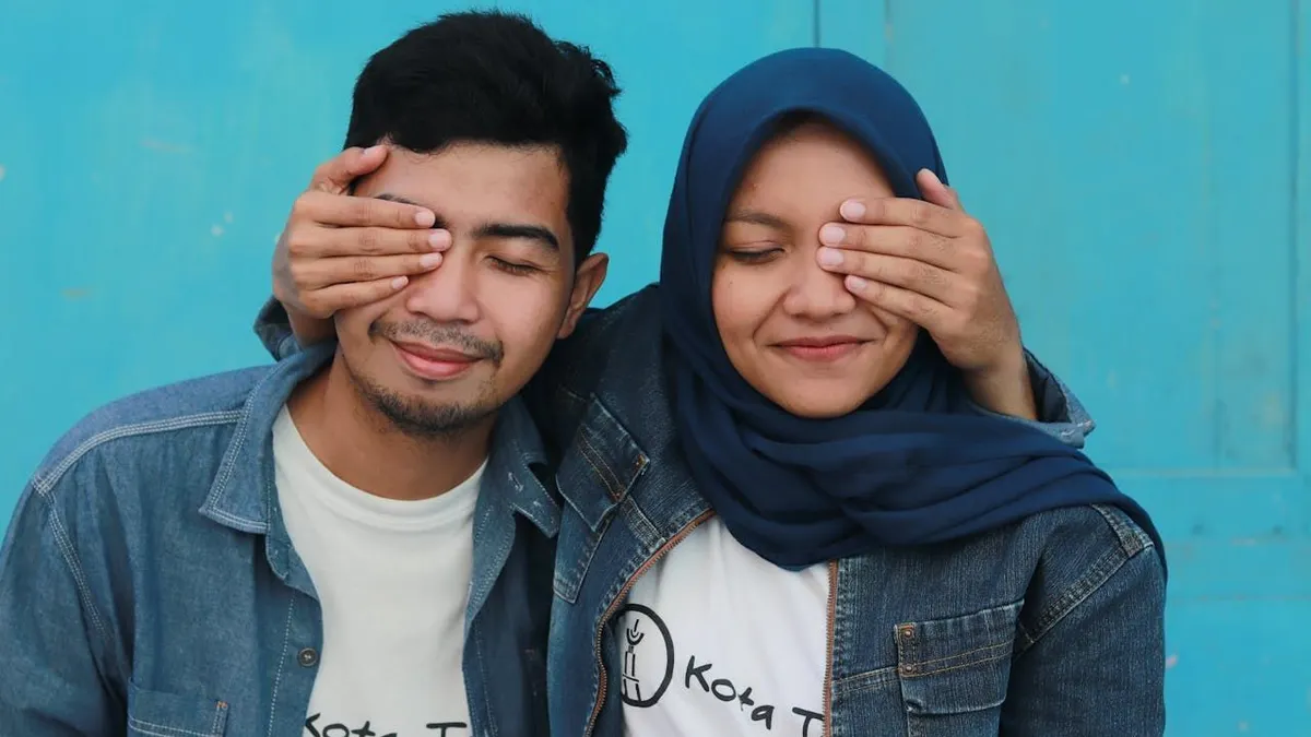 Apabila dia menyukaimu maka akan terlihat dengan jelas tanda-tanda yang sama seperti yang ada di artikel ini.  