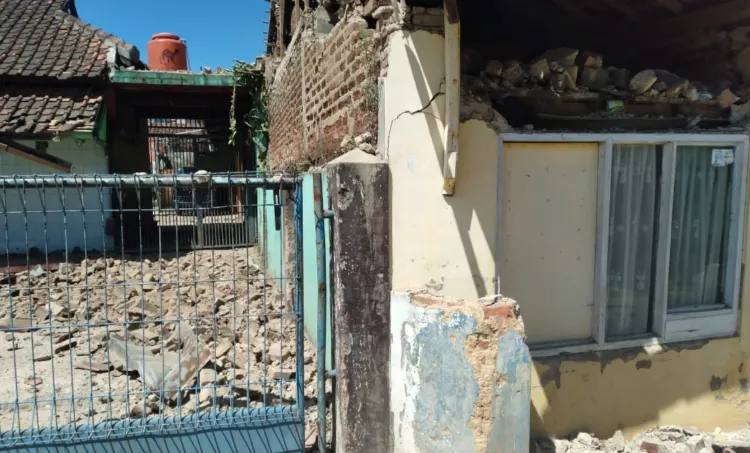 Tercatat ada 30 rumah warga dan dua masjid di Kecamatan Pasirwangi, Kabupaten Garut mengalami rusak parah.