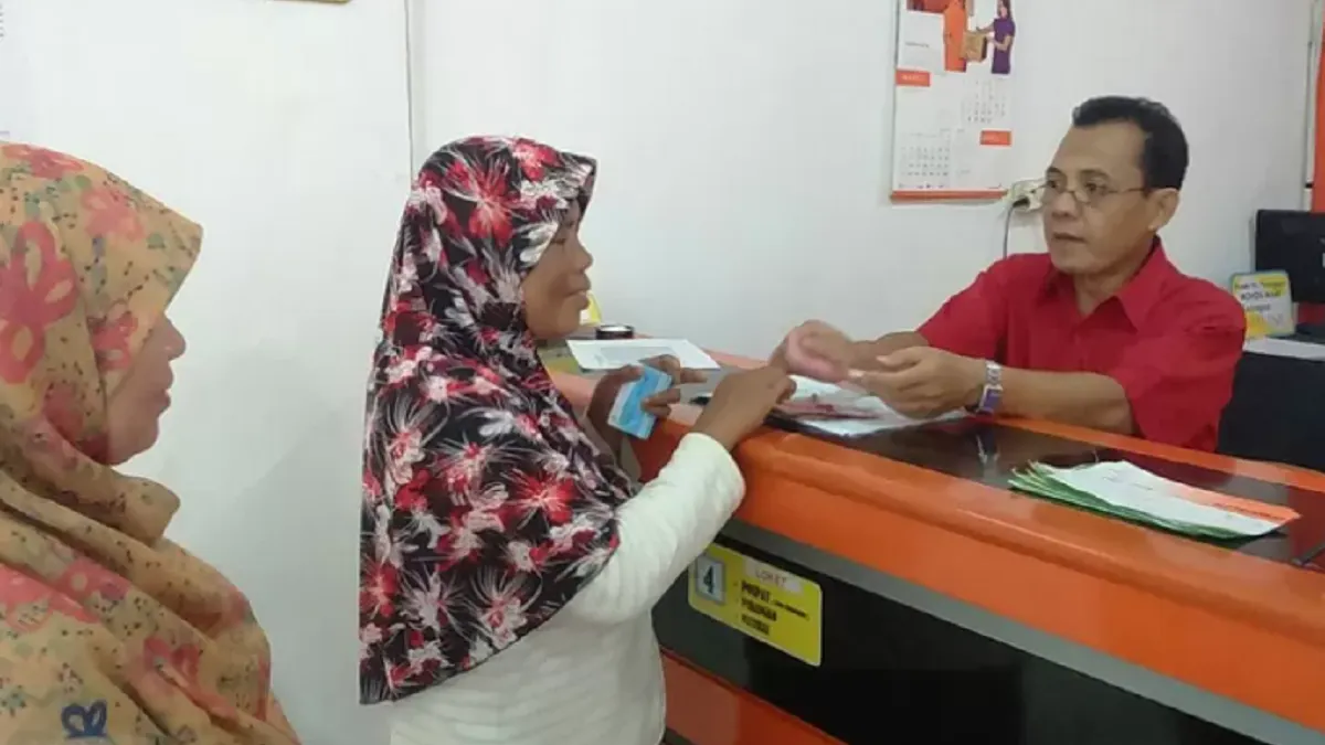 Pencairan bansos melalui KKS ATM Merah Putih Bank Himbara, kantor pos, dan titik komunitas baik kantor kelurahan atau balai desa.