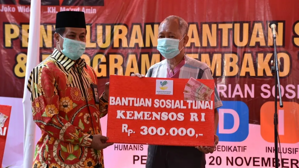 Bansos tunai maupun non tunai disalurkan melalui KKS ATM Merah Putih, Bank Himbara, kantor pos atau titik-titik komunitas.