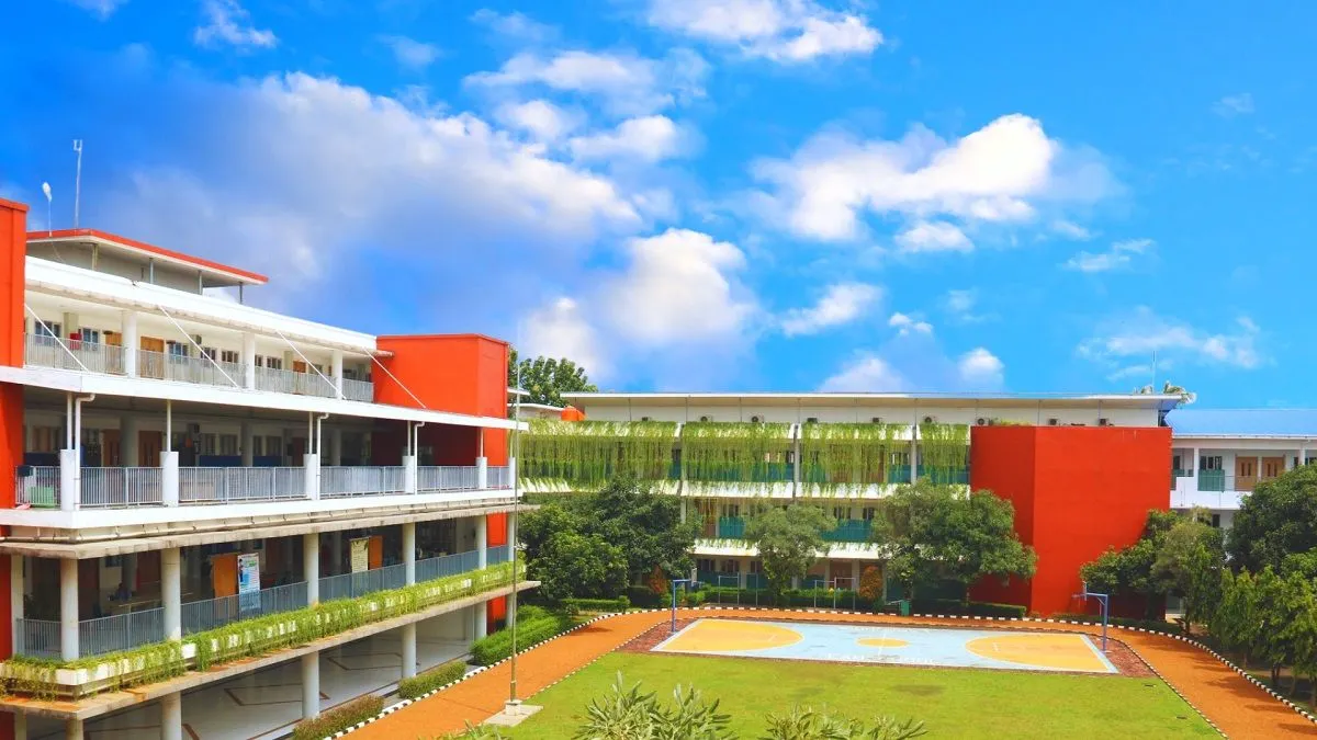 Bekasi memiliki banyak sekolah dari mulai tingkat Sekolah Dasar hingga menengah atas dengan fasilitas yang cukup lengkap.