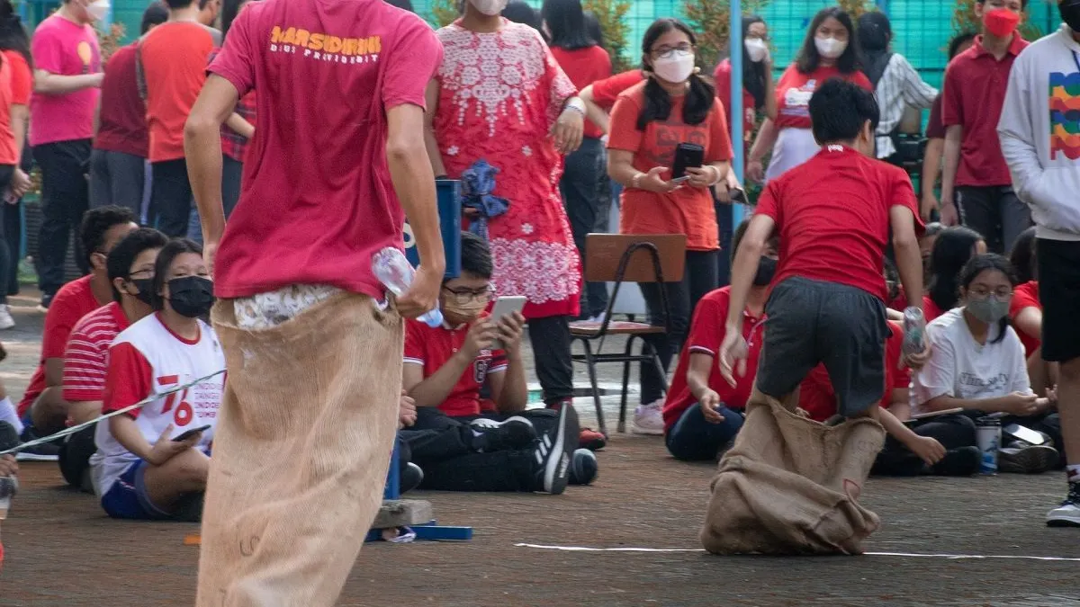 Berikut ini adalah 10 ide perlombaan yang dapat membuat perayaan HUT RI di kampung kamu semakin meriah. Seru sekali pastinya!