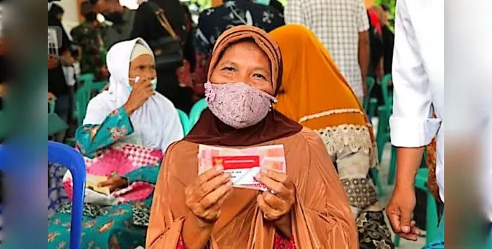 Penyaluran bansos yang dilakukan oleh pemerintah