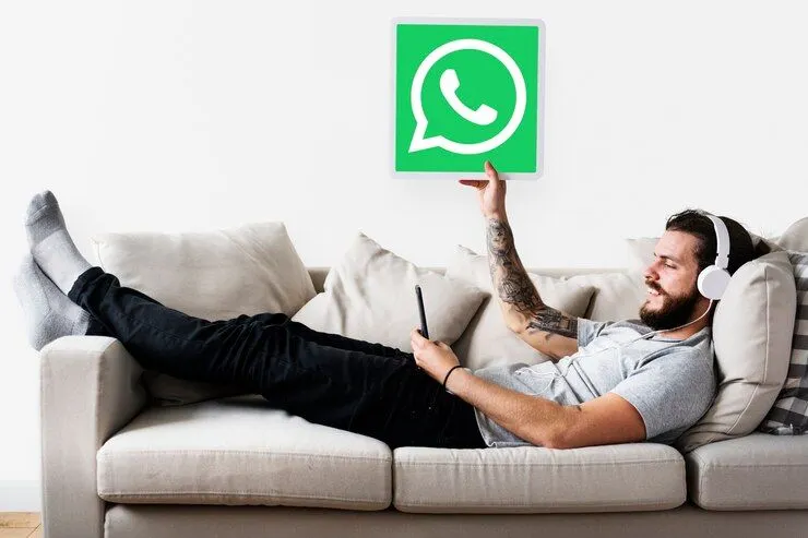 Ilustrasi terlihat offline padahal online di WhatsApp.