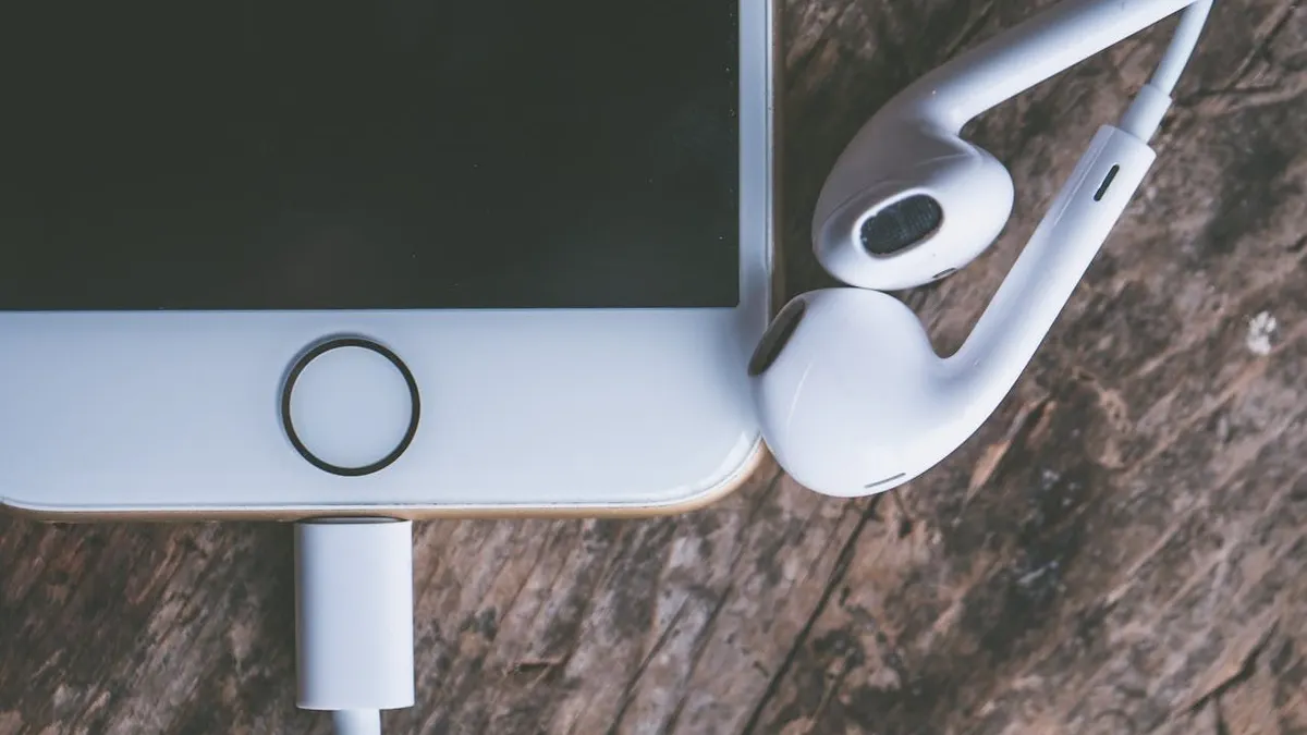 Cara mengisi daya iPhone yang benar dapat membantu menjaga kesehatan baterai (battery health) sehingga lebih tahan lama.