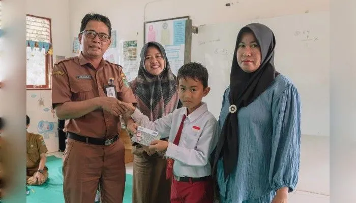 Siswa bisa mengetahui alasan bantuan PIP belum cair dengan cek status penerimaan dan saldo PIP secara daring lewat HP melalui cara ini.