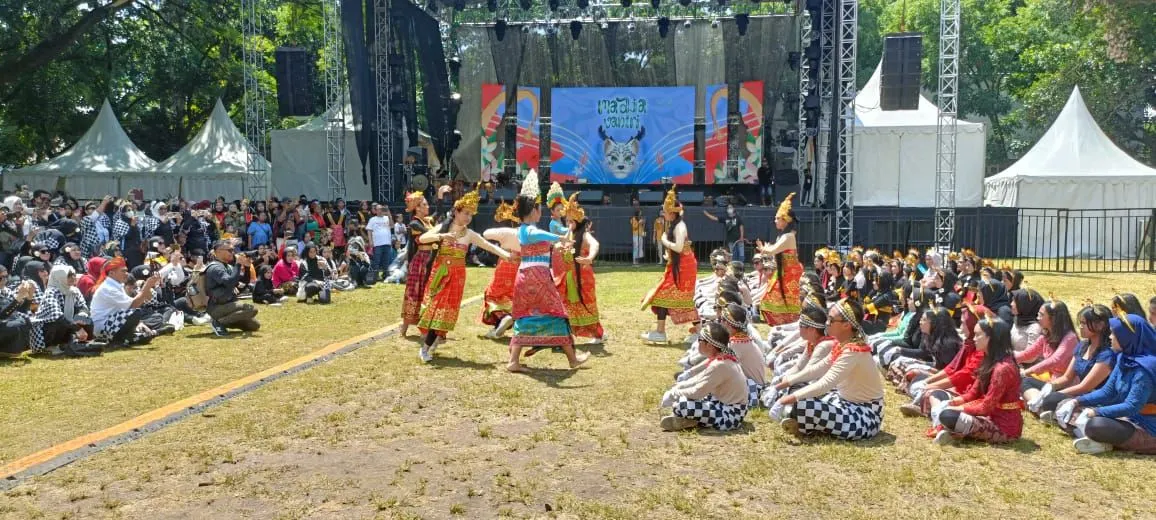 Dalam Fesbud yang mengambil tema &ldquo;Madjavantri&rdquo; ini, menampilkan kolaborasi ekstrakurikuler, video budaya, puncak budaya, tari tradisional, pawai budaya, teater temporal, tari kecak, tari janger, tari bajidor kahot (kolaborasi seni sunda dan Bali), upacara adat. Di samping itu ada galeri priangan ber