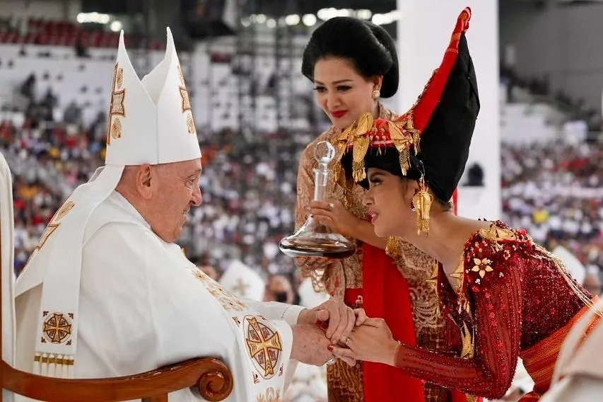 Dalam kesempatan langka tersebut, Lyodra dipercaya oleh panitia untuk menyanyikan beberapa lagu rohani sebelum dan sesudah misa berlangsung.