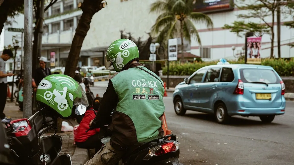 Perlu diketahui bahwa, proporsi pekerja berdasarkan status pekerjaan utama di wilayah DKI Jakarta dibagi menjadi Formal dan Informal.