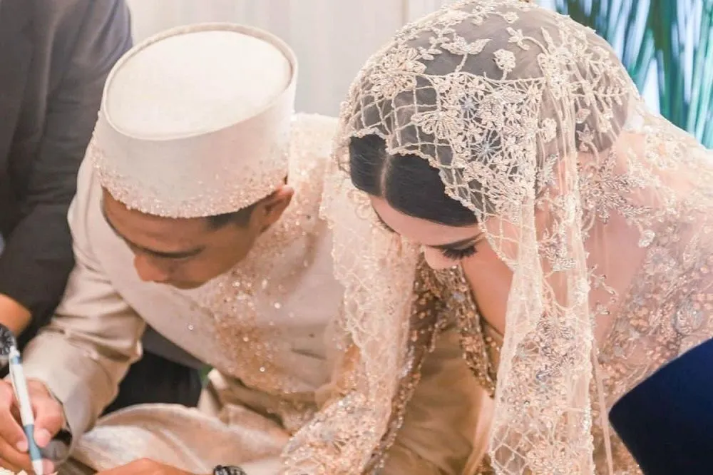 Istri Pratama Arhan sekaligus selebgram Azizah Salsha disebut-sebut tengah menjalin hubungan asmara dengan Salim Nauderer.