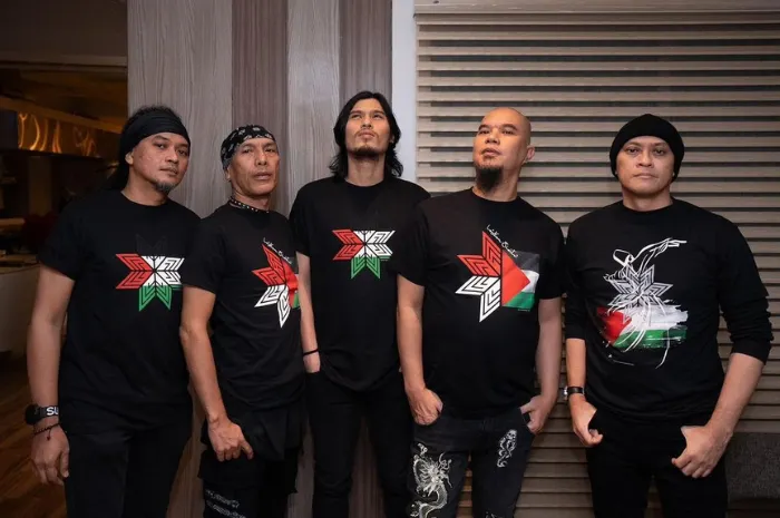 Dewa 19, band legendaris Indonesia, kembali menggelar konser yang ditunggu-tunggu di Ancol pada 22 Juni 2024.
