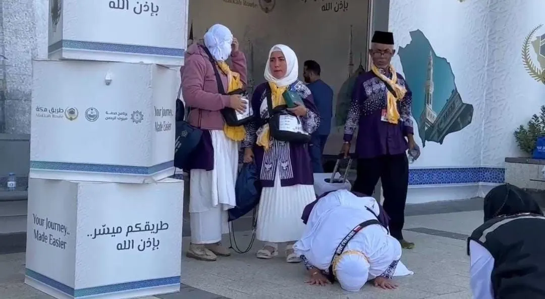 Di teriknya cuaca Madinah yang mencapai 42 derajat, Yayah tak kuasa menahan rasa syukur dan langsung sujud syukur di pelataran bandaran