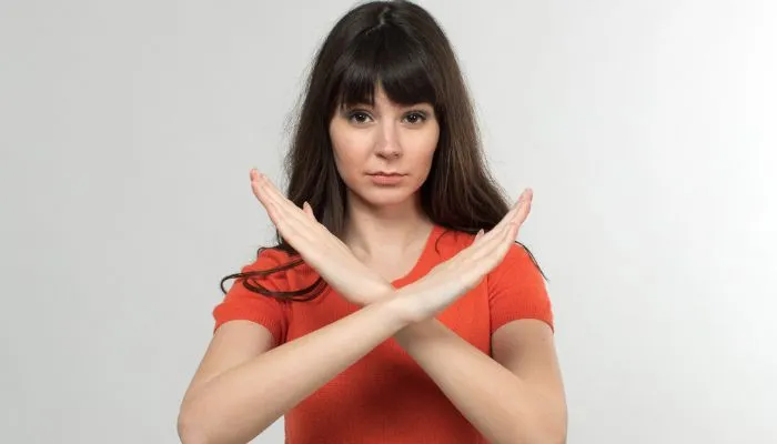 Perbuatan atau tindakan red flag perlu dihilangkan agar bisa disukai oleh orang lain atau membuat mereka nyaman.