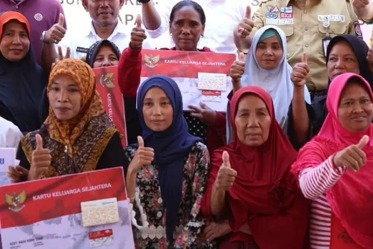 Bansos reguler yang dikelola oleh Kemensos ini disalurkan kepada KPM BB yang masuk dalam kategori prasejahtera atau rentan miskin.
