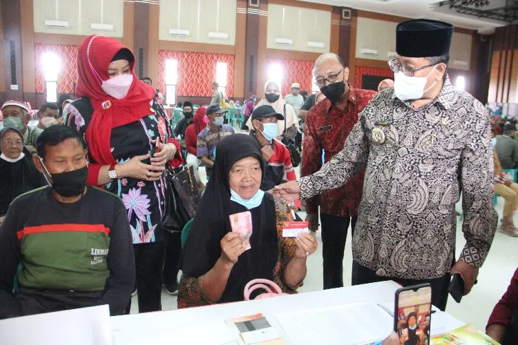 KPM BPNT murni dan KPM BPNT+PKH bersiap untuk menerima pencairan bansos BPNT periode September-Oktober secara bertahap.
