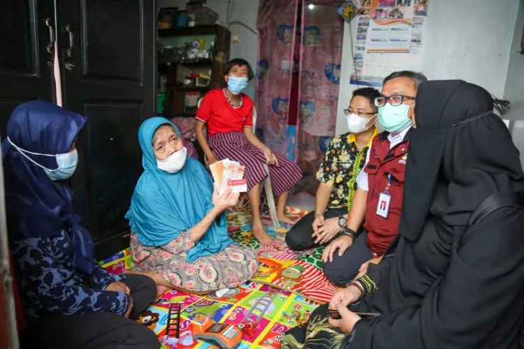 Jika sebelumnya baru bank BRI, Mandiri, dan BNI yang menyalurkan kini kabar baiknya bank BSI juga sudah mulai mencairkan bantuan.