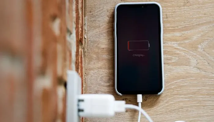 Ilustrasi 2 cara mengatasi port charger longgar pada hp Android dengan mudah.