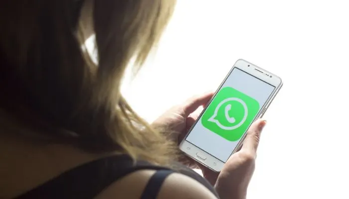 Ilustrasi Cara Mengatasi Masalah Status WhatsApp Teman yang Tidak Muncul Jam atau Waktu Upload, Cukup Lakukan Ini!