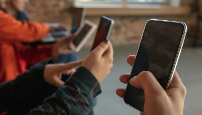 Ilustrasi cara mengirim foto lewat Bluetooth iPhone ke Android agar tidak pecah.