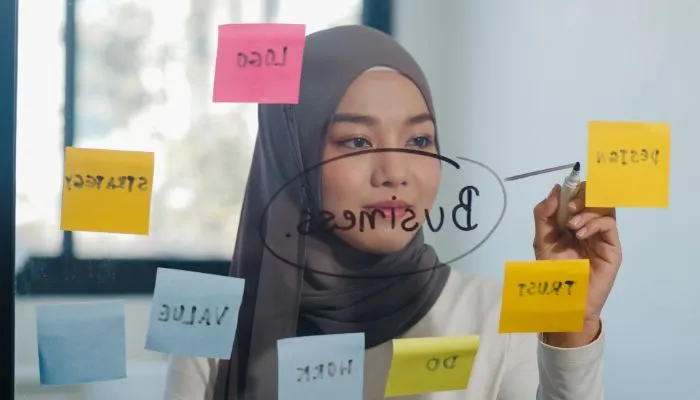 Ilustrasi 5 perbedaan jurusan kuliah S1 Manajemen bisnis dan administrasi bisnis