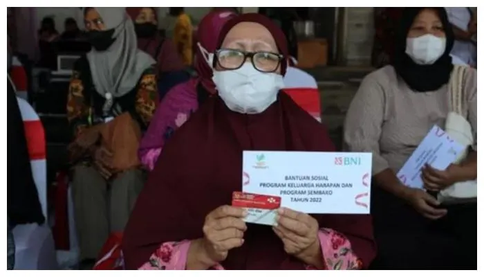 Pemerintah melalui Kementerian Sosial (Kemensos) terus menyalurkan bantuan sosial (bansos) bagi masyarakat kurang mampu.