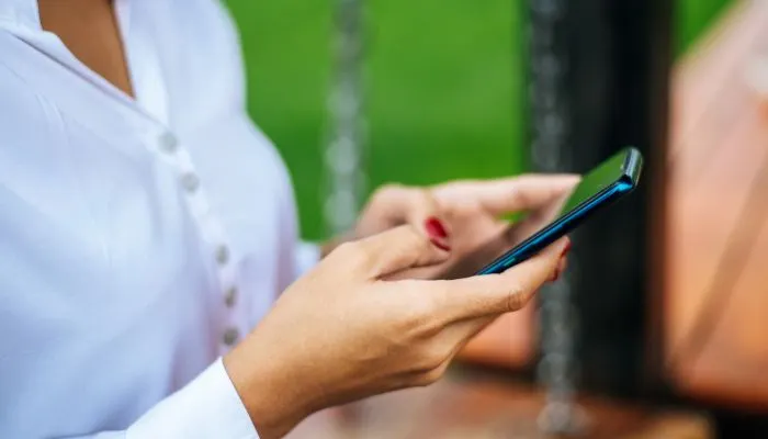 Ilustrasi cara login WhatsApp tanpa kode verifikasi dengan nomor yang sudah hilang.