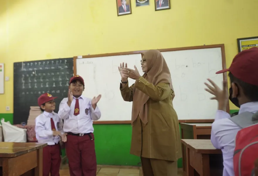 Badan Pusat Statistik (BPS) DKI Jakarta merilis jumlah guru sekolah Negeri dan Swasta pada tahun 2022 dengan total 11.773 guru.