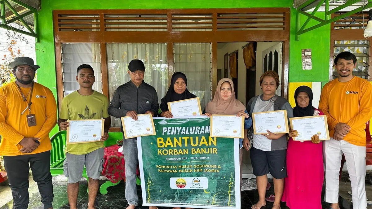 Penyaluran bantuan dari PT NHM untuk para korban banjir Ternate.