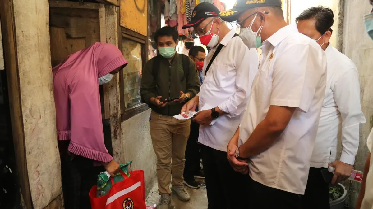 Pemerintah mencairkan bansos untuk keluarga penerima manfaat yang masuk dalam kategori keluarga prasejahtera atau prioritas miskin.