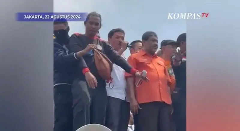 Anggota DPR Fraksi Gerindra, Habiburokhman akhirnya datang menemui massa pendemo di depan Gedung DPR pada hari ini, Kamis, 22 Agustus 2024.