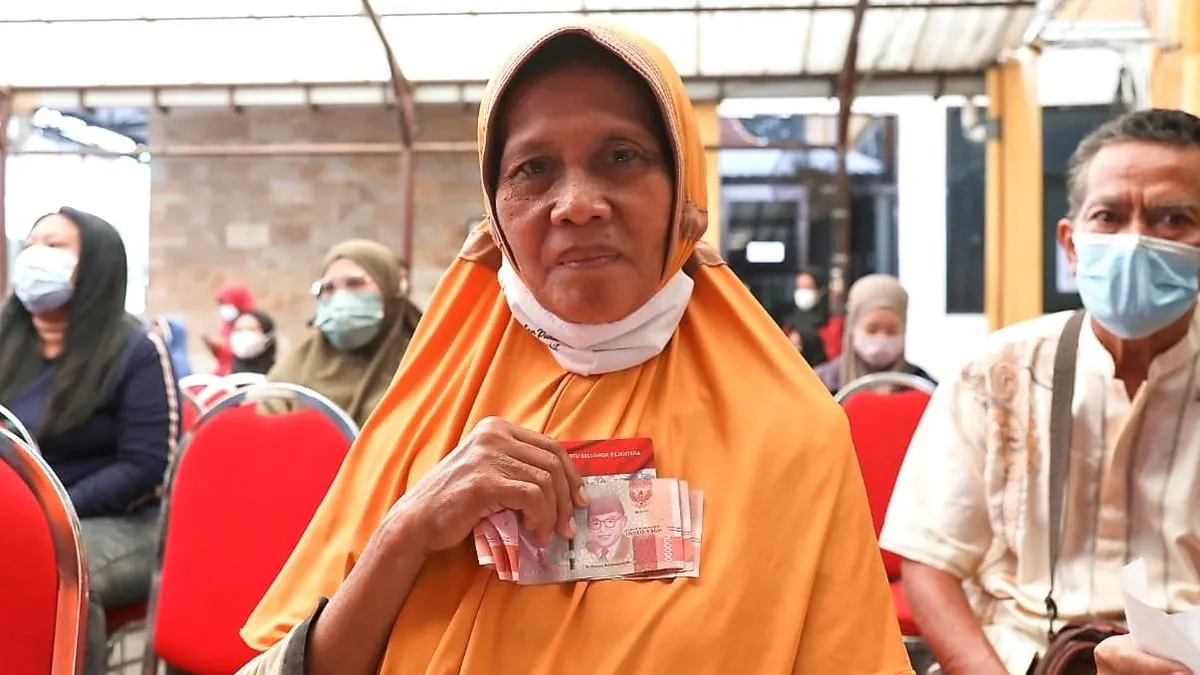 Banyak penerima bantuan yang telah menerima saldo hingga Rp1 juta melalui Kartu Keluarga Sejahtera (KKS). Bansos PKH disebut sudah cair.