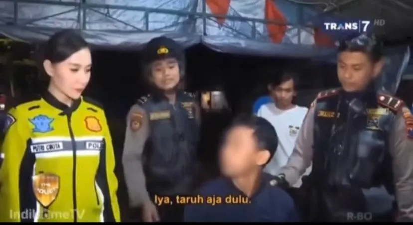 Klarifikasi Polri Terkait Polwan yang Tegur Orang Makan dan Cap Tak Sopan, Sebut Ada yang Naikkan Kaki ke Kursi