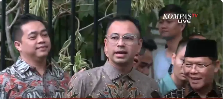 Raffi Ahmad mengatakan bahwa ia dipanggil oleh Prabowo Subianto ke kediaman presiden terpilih tersebut. 