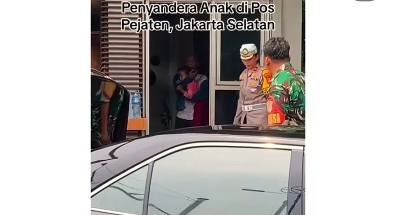 Pria lansia yang menyandera bocah berusia 7 tahun itu berinisial IJ dan menyanderanya di Pos Polisi Pejaten, Jakarta Selatan.