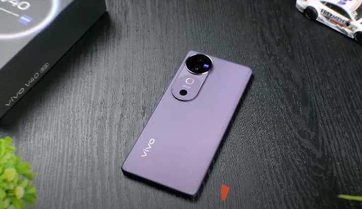 Vivo V40.