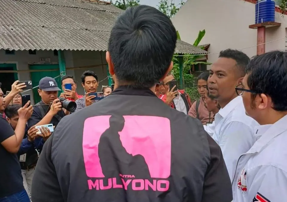 Putra sulung dari Presiden Jokowi, Kaesang Pangarep, sengaja memakai rompi bertuliskan 'Putra Mulyono'.