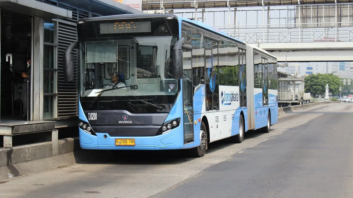 Seperti diketahui, Bus Transjakarta merupakan angkutan umum dengan harga terjangkau yang dapat membawamu ke berbagai sudut ibu kota.
