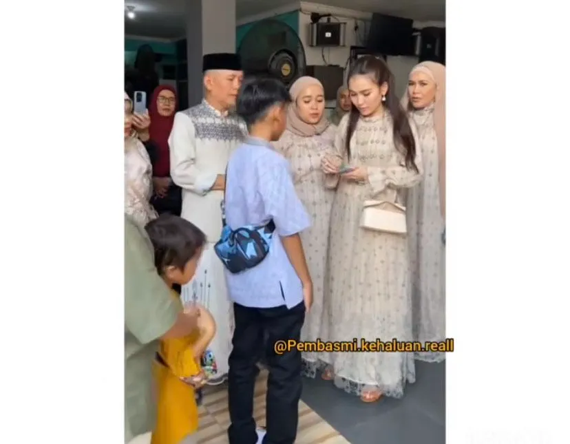 Bagi-bagi THR Rp20 Ribu ke Tetangga, Ayu Ting Ting Diprotes Warganet
