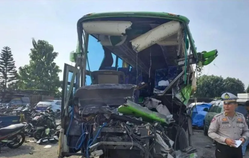 Rombongan bus study tour SMP PGRI 1 Wonosari mengalami kecelakaan.