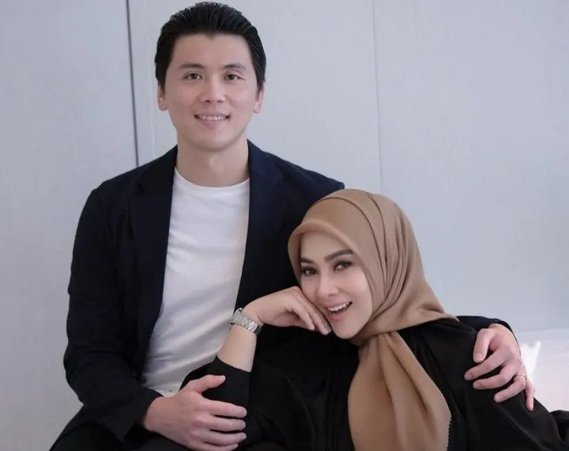 Aktris dan penyanyi cantik, Syahrini bersama sang suami, Reino Barack