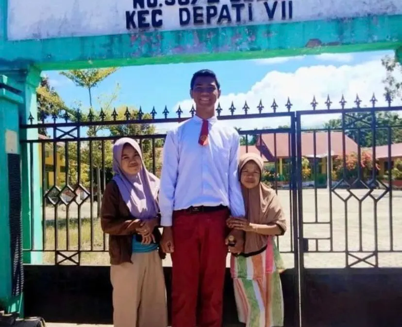 Sagil Muhammad Rizky Siswa SD Berusia 12 Tahun yang Memiliki Tinggi Badan 197 Cm