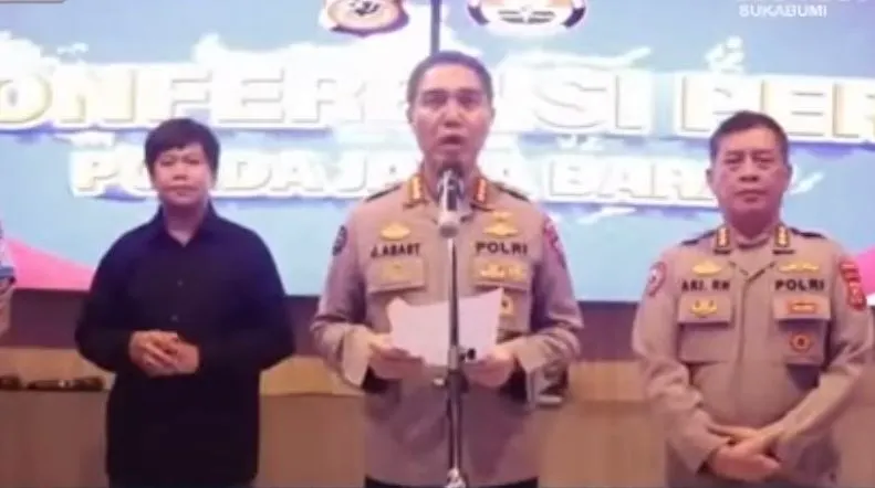 Polda Jabar meminta kepada masyarakat yang memiliki informasi terkait kasus pembunuhan Vina untuk dapat menghubungi nomor yang hotline yakni 082211124007.
