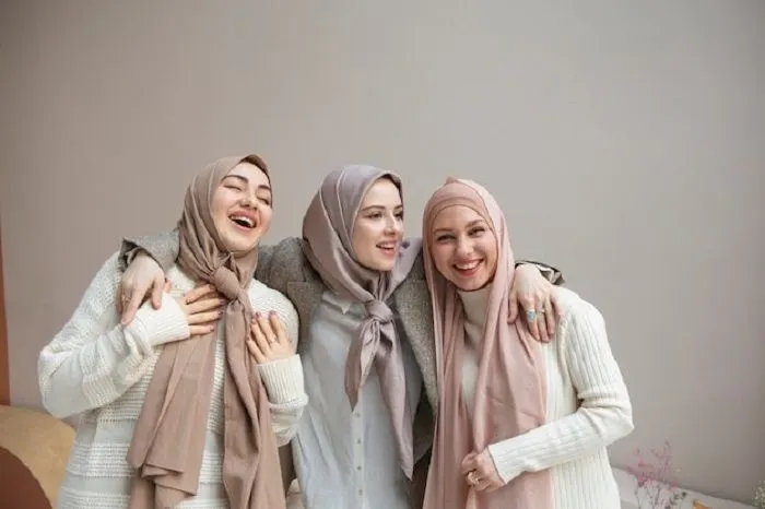 Ilustrasi Warna Hijab yang Netral Cocok untuk Semua Jenis Warna Kulit
