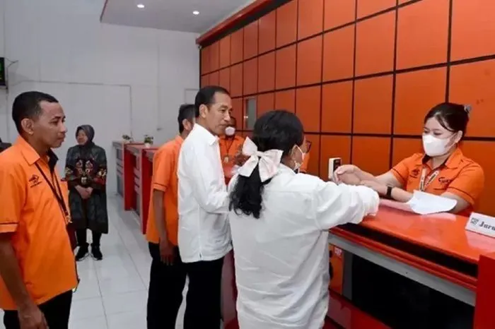 Ilustrasi pencairan bansos lewat PT Pos Indonesia