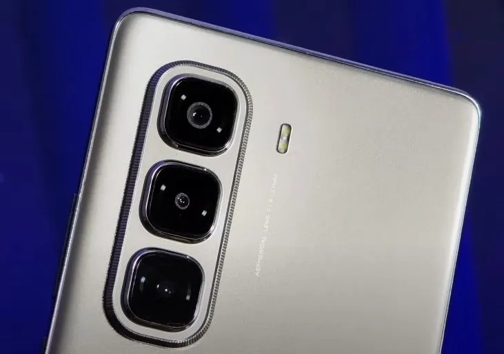 Infinix Hot 50 Pro Plus menawarkan layar AMOLED, kamera mumpuni, baterai besar, dan harga terjangkau, cocok untuk aktivitas harian.
