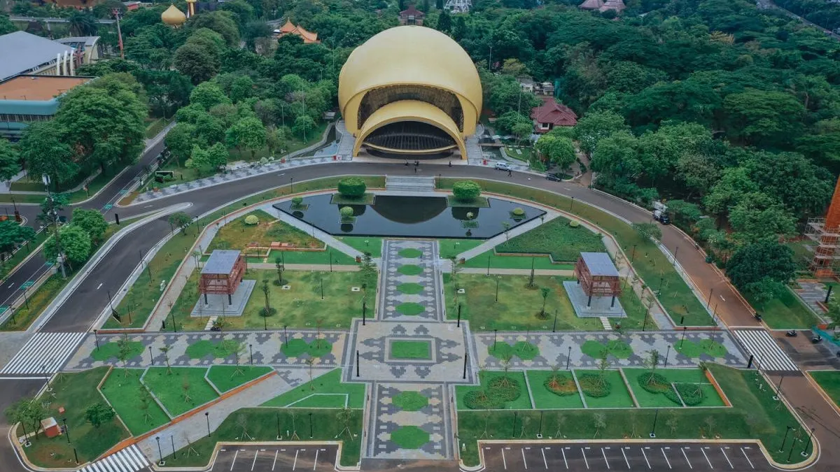 Jakarta merupakan salah satu kota besar di Indonesia yang selalu ramai dikunjungi, baik oleh wisatawan domestik hingga mancanegara.