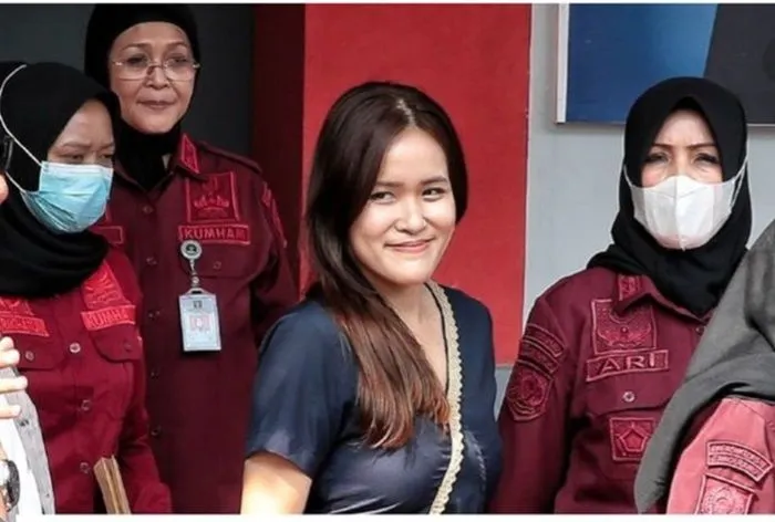 Status bebas bersyarat terpidana kasus kopi sianida yang menewaskan Mirna Salihin, Jessica Wongso, menimbulkan banyak pro dan kontra.